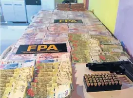  ?? (FPA) ?? Efectivo. La mayor parte del dinero fue encontrado en la casa de la principal sospechosa. También había una pistola falsa y balas.