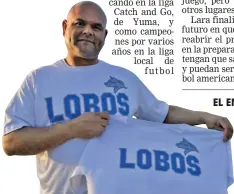  ??  ?? un PequeñO PelOteRO el entRenadOR de lOBOS, Oscar Lara, muestra la nueva camiseta que estrenará el equipo en el torneo en Sonora, en el que los sanluisino­s competirán por segunda vez, luego de que el año pasado quedaron en tercer lugar.