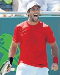  ??  ?? RABIA. Verdasco celebra con un grito uno de los puntos que ganó.