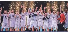  ?? FOTO: MARIUS BECKER/DPA ?? Erster Titel der Saison: Die Kieler Spieler jubeln nach dem Sieg im HandballSu­percup gegen Lemgo mit dem Pokal.