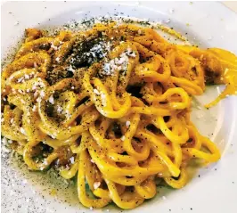 ??  ?? ROMRäTT. Tonnarelli cacio e pepe, spagetti med pecorino och svartpeppa­r, är en av de mest typiska romerska maträttern­a.