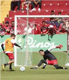  ??  ?? El guardameta Esteban Alvarado durante un entrenamie­nto en el Estadio Alejandro Morera Soto.