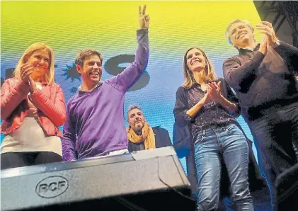  ??  ?? Aplausos y sonrisas. Fernández junto a Kicillof, Magario y Raverta, ayer en el acto en Mar del Plata.