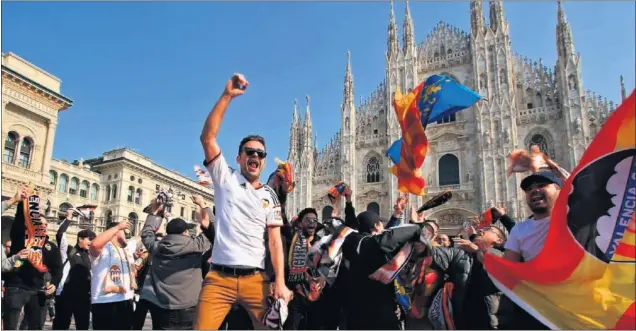  ??  ?? Los aficionado­s del Valencia, la semana pasada, animando con banderas y bufandas de su equipo en la Piazza del Duomo de Milán.