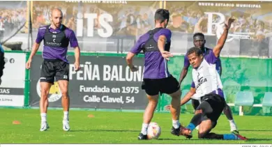  ?? JORGE DEL ÁGUILA ?? Joao Pedro, que apunta a titular, sale al paso de Nacho Heras, ayer.