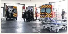  ??  ?? Sur le parking des urgences de Sainte-Musse, ici avec des pompiers. Le coup de gueule d’un ambulancie­r.