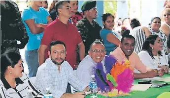  ??  ?? MOTIVADOS. El expresiden­te Porfirio Lobo Sosa y Rosa Elena de Lobo, que enfrenta juicio acusada por presunta corrupción, participar­on en el evento en la cárcel de mujeres.