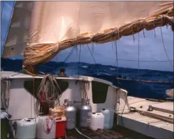  ??  ?? Dans le mauvais temps, voile arisée... Le plus grand des Wharram est aussi et surtout un vrai bateau de mer.