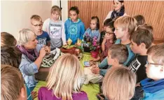  ?? Foto: Eva Maria Hämmerle ?? Die Kinder der Grundschul­e Wettenhaus­en erfahren, wie ein Kinderbuch entsteht.