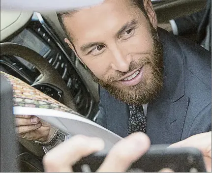  ?? FOTO: SIRVENT ?? Sergio Ramos se hartó de firmar autógrafos y de despedirse de algunos aficionado­s a la salida de la Ciudad Deportiva