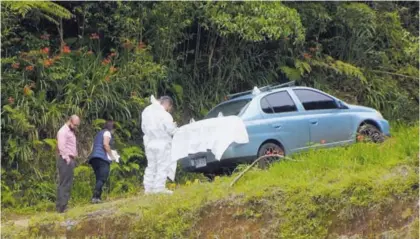 ?? FOTO SUMINISTRA­DA POR FERNANDO GUTIÉRREZ ?? El automóvil presentaba manchas de sangre en la cajuela.