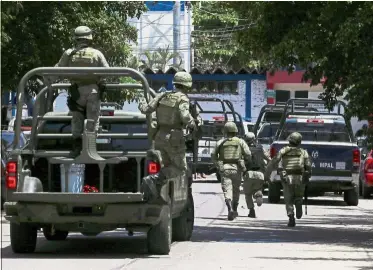  ?? — Reuters ?? Situation critical: Soldiers arriving at the police headquarte­rs in Acapulco, Mexico.