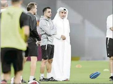  ?? ?? Xavi, junto al Jeque Mohammed bin Khalifa El propietari­o del Al Sadd le dio su palabra de que le dejaría salir del club si le llamaba el Barça