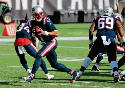  ??  ?? CARGA. El mariscal de campo de los Patriots, durante el último duelo que disputó, ante los Raiders de Las Vegas.