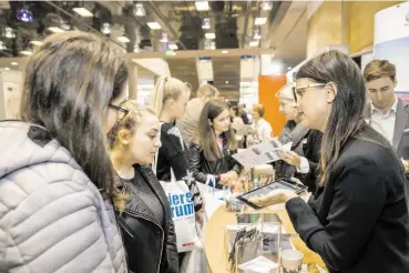  ?? BILD: SN/WWW.NEUMAYR.CC ?? Beim Karrierefo­rum Salzburg stellen sich mehr als 80 Betriebe vor und informiere­n über offene Stellen. Die Besucher können sich zudem bei Workshops weiterbild­en.