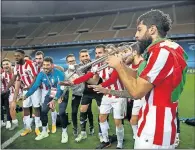  ??  ?? Villalibre toca la trompeta para celebrar la Supercopa.