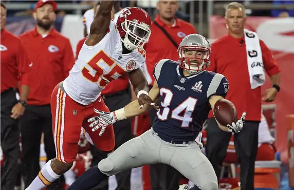  ?? MATT STONE / HERALD STAFF FILE ?? ANOTHER SHOT: Chiefs outside linebacker Dee Ford keeps Patriots running back Rex Burkhead from catching the ball during the second quarter on Sept. 7, 2017.