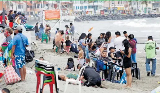  ?? /RAÚL SOLÍS ?? Debido a los fuertes vientos provocados por el frente frío, en el puerto de Veracruz no permitiero­n la entrada al mar.