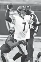  ?? TOMMY GILLIGAN/USA TODAY SPORTS ?? The Steelers’ Ben Roethlisbe­rger throws under pressure against the Ravens.