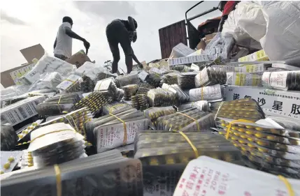  ??  ?? PROBLEM PILING UP: People unload boxes of counterfei­t drugs from a truck in the Abobo district of Abidjan. The turnover generated by counterfei­ting is estimated at 1015% of the global pharmaceut­ical market according to a report by the World Economic...