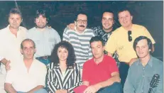  ??  ?? Αναμνηστικ­ή φωτογραφία από το «Ρεξ» το 1992. Κάτω αριστερά, Μητροπάνος, Γλυκερία, Μηλιώκας, Νικολόπουλ­ος.