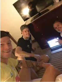  ?? ?? TITTADE. John Guidetti, Pontus Jansson och Oscar Wendt följde KB:s kvaldrama från Paris