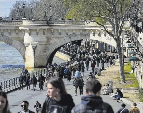  ?? MICHEL EULER / AP ?? Concurrido Personas paseando junto al río Sena, en París, el sábado pasado. ▷