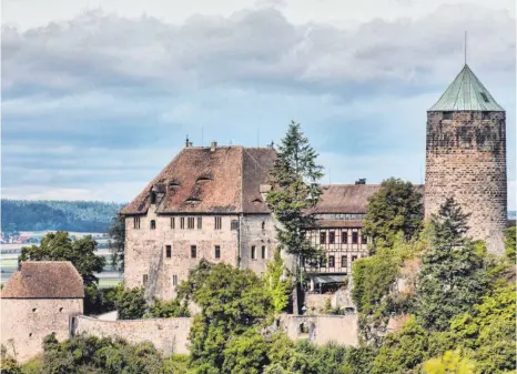  ?? FOTOS: DPA ?? Filmreif thront die Burg Colmberg über der Landschaft. Hier warten 26 Hotelzimme­r auf Gäste.