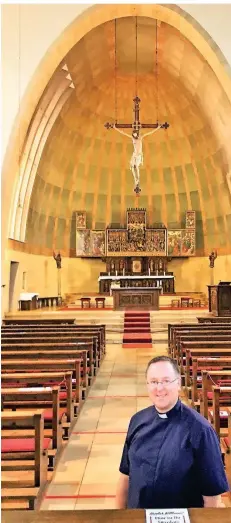  ?? RP-FOTO: ZEHRFELD ?? Pastor Thomas Berger in der St.-vincentius-kirche Dinslaken. Es sind Corona-abstände markiert. Heiligaben­d reichen die Plätze nicht aus.