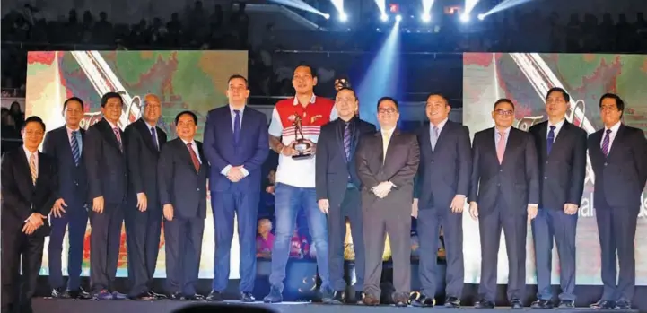  ?? PBA PHOTO ?? San Miguel Beermen prized catch June Mar Fajardo receives his fourth PBA Most Valuable Player award together with Commission­er Chito Narvasa and all the PBA team governors during the 2017 PBA Leo Awards last night at the Smart Araneta Coliseum.
