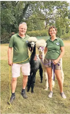  ?? RP-FOTOS (5): LAURA IHME ?? Michaela und Detlef Maluche mit Rapanui (l.) und Rapana. Besucher können die Tiere kennenlern­en und mit ihnen spazieren gehen.