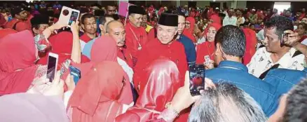  ?? [FOTO AMRAN HAMID/BH] ?? Ahmad Zahid diiringi Pengerusi Badan Perhubunga­n UMNO Perlis, Datuk Seri Shahidan Kassim beramah mesra dengan perwakilan pada Mesyuarat Perwakilan UMNO Bahagian Arau di Kangar, semalam.