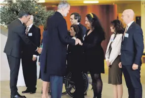  ?? AFP ?? Pedro Sánchez, presidente del gobierno, y el rey Felipe VI conversaro­n con familiares de las víctimas de los atentados.