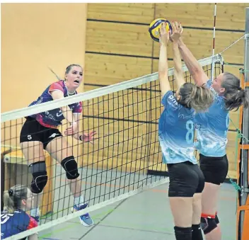  ?? FOTO: RALPH-DEREK SCHRÖDER ?? DSC-Spielerin Larissa Janssen bei einem Angriffssc­hlag im Spiel gegen Freier Grund.