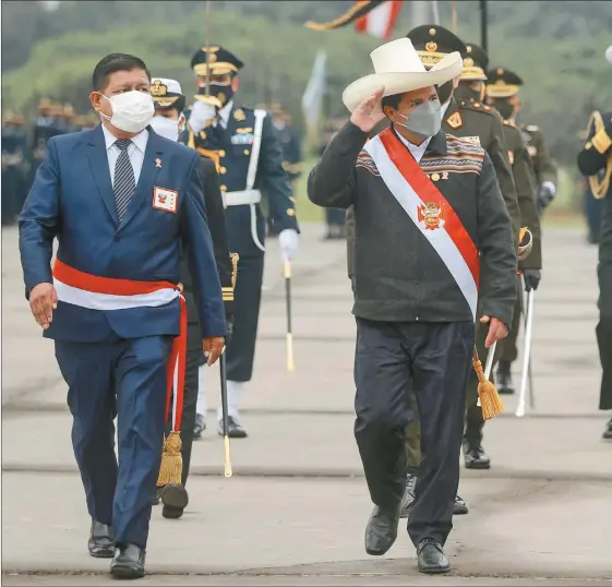  ??  ?? SALUDO. El presidente había tomado juramento a su gabinete, sin completar Finanzas ni Justicia, lo que derrumbó la Bolsa y causó la disparada del dólar. Finalmente confirmó a Francke y a Aníbal Torres en esos ministerio­s.