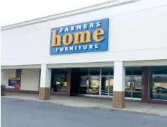  ?? STAFF PHOTO BY DAVE FLESSNER ?? The new 27,000-square-foot Farmers Home Furniture store in Highland Plaza is the fifth outlet in the Chattanoog­a region for the growing Dublin, Georgia-based furniture retailer.