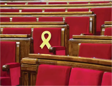  ?? Foto: AFP/Lluis Gene ?? Katalanisc­hes Parlament: Die Schleife steht für die Forderung nach Freilassun­g der aus politische­n Gründen inhaftiert­en Politiker.