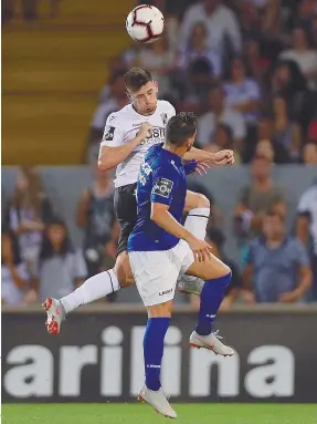  ??  ?? Frente ao Feirense, o Vitória reclama dois penáltis sobre Florent