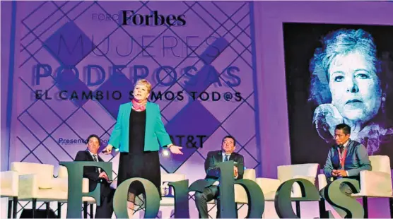  ??  ?? Alicia Bárcena, secretaria ejecutiva del organismo, recibió el reconocimi­ento a la Excelencia 2018 en el Foro Forbes Mujeres Poderosas.