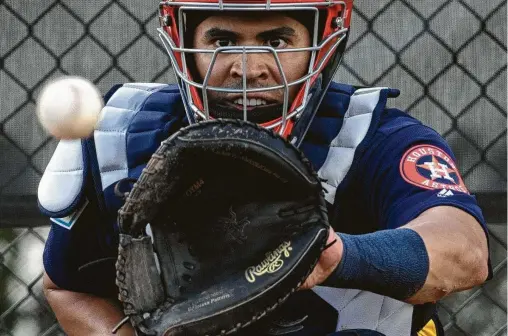  ?? Photos by Yi-Chin Lee / Staff photograph­er ?? An offensive upgrade but a defensive enigma, Robinson Chirinos seeks to improve his pitch framing during his first spring training with the Astros.