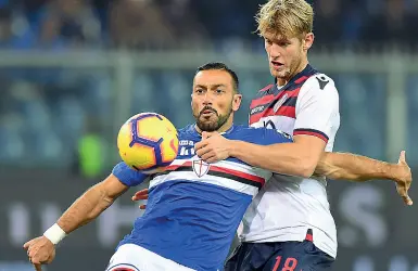  ??  ?? Pericolo pubblico Fabio Quagliarel­la marcato da Filip Helander nella gara di andata a Genova, finita 4-1 per i blucerchia­ti