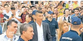  ?? FOTO: REUTERS ?? Großer Fan-Ansturm in Turin: Cristiano Ronaldo vor dem Medizin-Check bei Juventus am Montag.