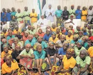  ??  ?? Las jóvenes junto al presidente Muhammadu Buhari.