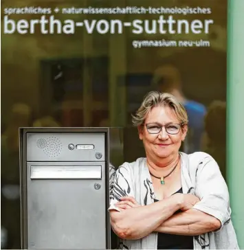  ?? Foto: Alexander Kaya ?? Dreieinhal­b Jahre hat Jutta Gruber das Bertha von Suttner Gymnasium in Pfuhl geleitet, jetzt geht sie in Pension – und freut sich darauf.
