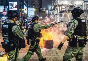  ??  ?? Politie bij protest in Hongkong woensdag tegen een wet die belediging van het Chinese volkslied verbiedt.