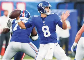  ?? Noah K. Murray / Associated Press ?? New York Giants quarterbac­k Daniel Jones throws a pass during the first half of a preseason game against the New England Patriots in August.