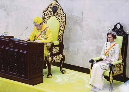  ?? PIC BY ROSLIN MAT TAHIR ?? Sultan of Selangor Sultan Sharafuddi­n Idris Shah giving his royal address when opening the first meeting of the second term of the 14th state assembly sitting in Shah Alam yesterday. With him is Tengku Permaisuri Selangor Tengku Permaisuri Norashikin.