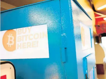  ?? Michael M. Santiago / AFP ?? Un caixer de bitcoin a Nova York