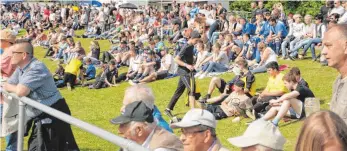  ?? FOTO: ROLAND HABEL ?? Gespannt verfolgen die Zuschauer die Spiele vom Spielfeldr­and aus.