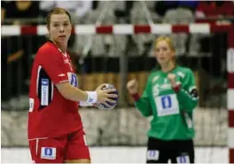  ?? FOTO: NTB SCANPIX ?? Else-marthe Sørlie Lybekk (t.v.) og Katrine Lunde var lagvenninn­er på landslaget i flere år, her fra EM i Sverige i 2006.